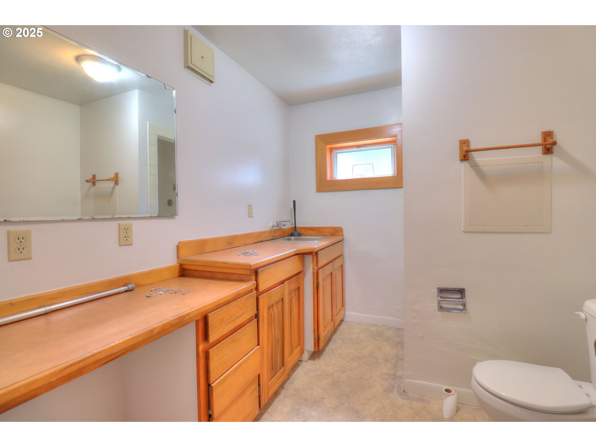 29832 Mary Street Gold Beach, OR 97444 - Photo 33 of 37 Bathroom