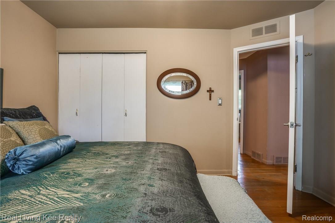 621 Rewold Drive Rochester, MI 48307 - Photo 16 of 34 Nicely sized bedroom.