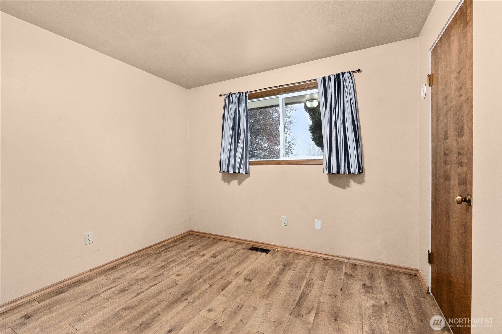 526 Greenwood Loop Road Kettle Falls, WA 99141 - Photo 23 of 35 an empty room with wooden floor and windows