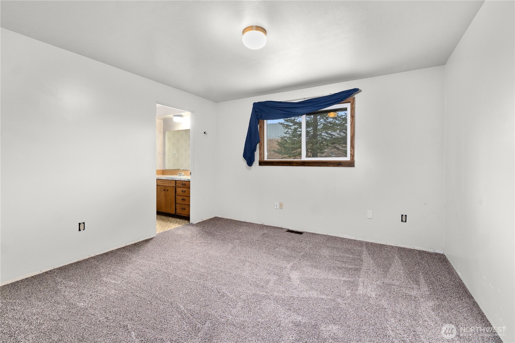 526 Greenwood Loop Road Kettle Falls, WA 99141 - Photo 29 of 35 an empty room with windows