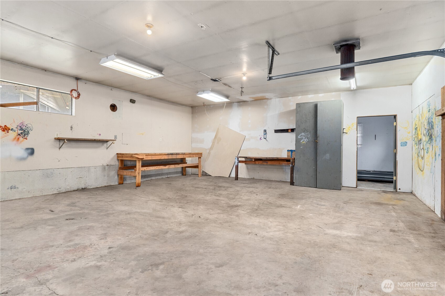526 Greenwood Loop Road Kettle Falls, WA 99141 - Photo 33 of 35 a view of a livingroom with a furniture