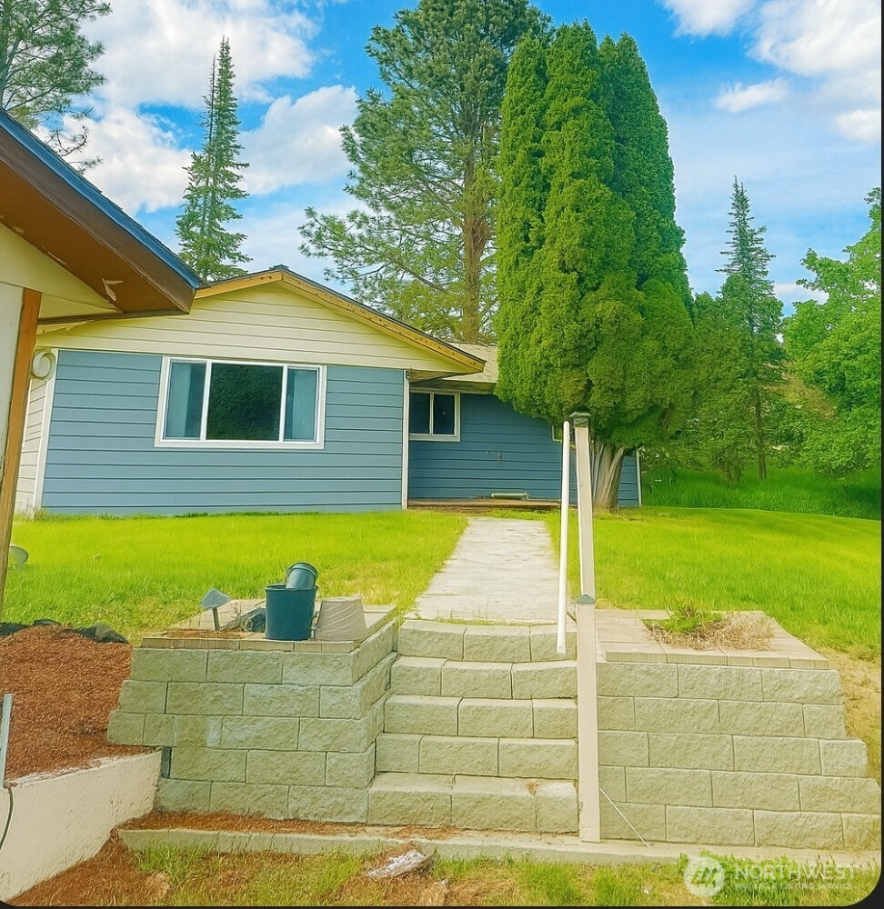 526 Greenwood Loop Road Kettle Falls, WA 99141 - Photo 5 of 35 a front view of a house with garden