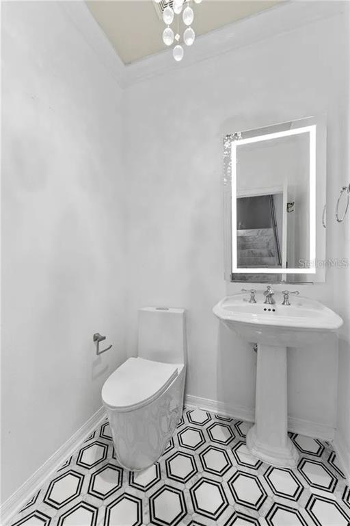 1437 Harbour Walk Road Tampa, FL 33602 - Photo 15 of 32 a bathroom with a toilet a sink and mirror
