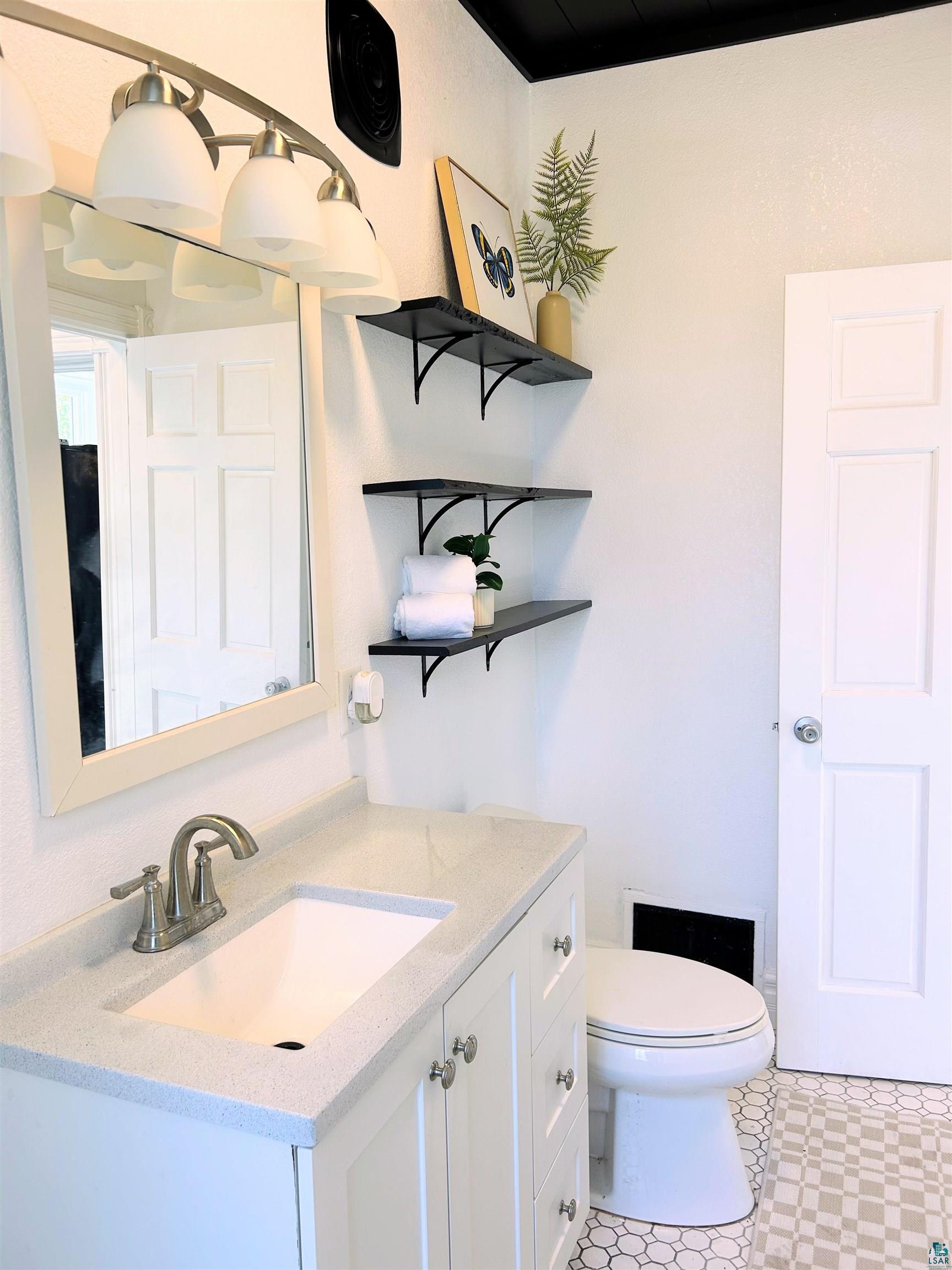 5611 London Road Duluth, MN 55804 - Photo 23 of 44 Main level Bath