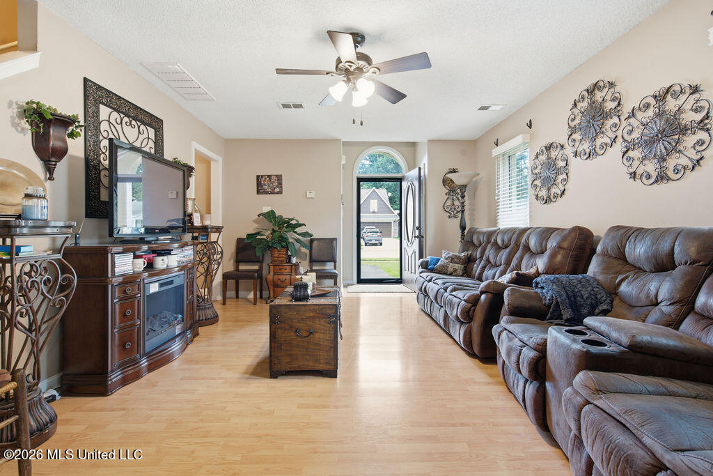 10739 Ridgefield Drive Olive Branch, MS 38654 - Photo 5 of 24 DSC09430