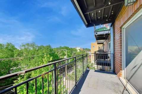 $675,000 | 1915 West Diversey Parkway, Unit 402, Chicago, IL 60614