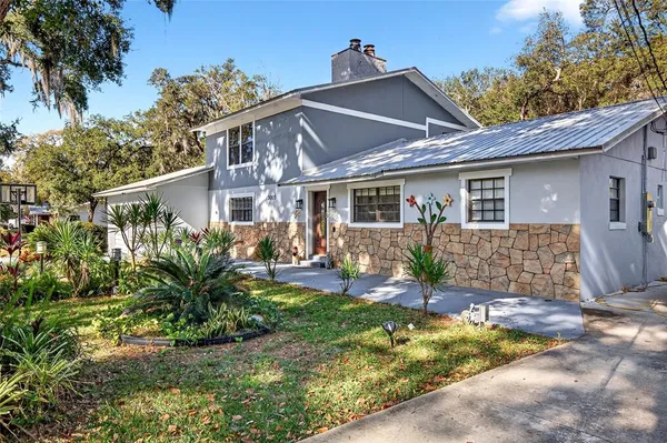 a view of a yard in front of house