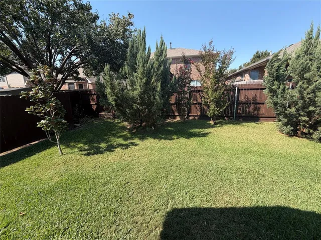 a view of a back yard