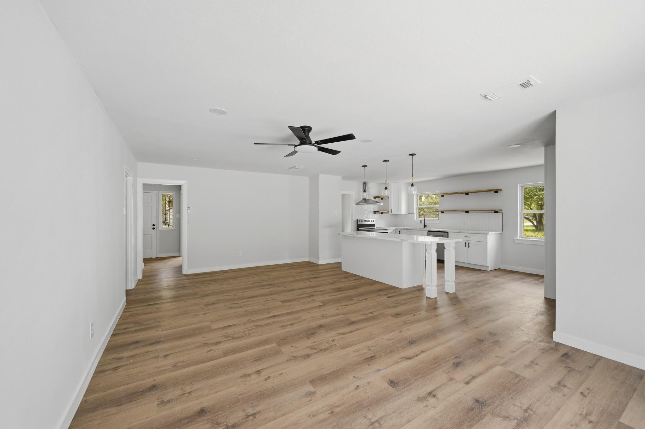 5926 Warm Springs Road Houston, TX 77035 - Photo 6 of 16 Gallery Image 6