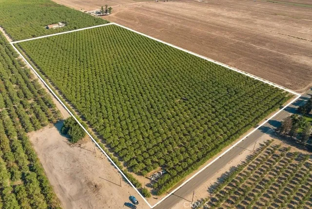 a view of a tennis court