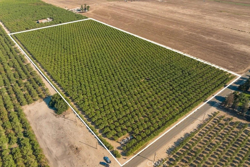 a view of a tennis court