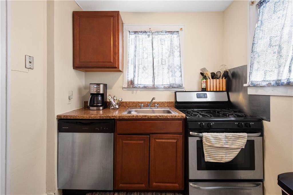 1647 Oakhurst Street Pittsburgh, PA 15210 - Photo 8 of 26