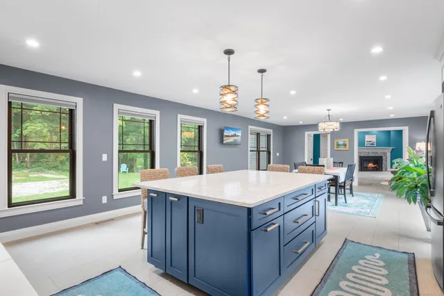 a large kitchen with kitchen island a large island in it