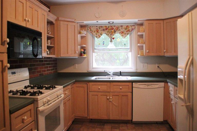 817 5th Avenue South Clinton, IA 52732 - Photo 4 of 19 Gallery Image 4