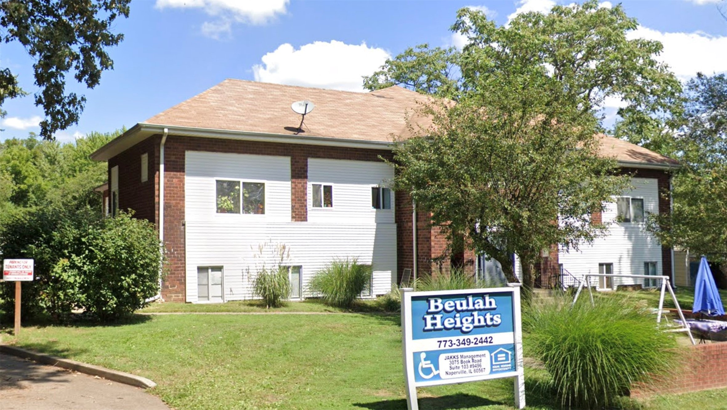 2810 Wills Street Eldorado, IL 62930 - Photo 3 of 6 a view of a house with a yard