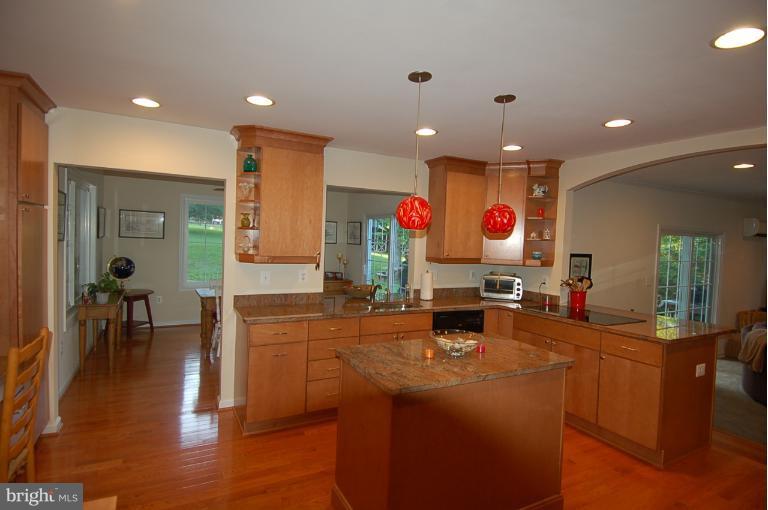 8001 Hilton Road Gaithersburg, MD 20882 - Photo 13 of 28 Kitchen