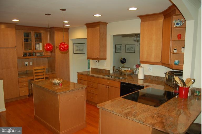 8001 Hilton Road Gaithersburg, MD 20882 - Photo 18 of 28 Kitchen