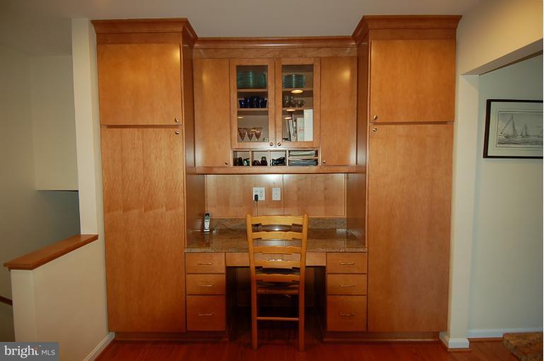 8001 Hilton Road Gaithersburg, MD 20882 - Photo 6 of 28 Kitchen