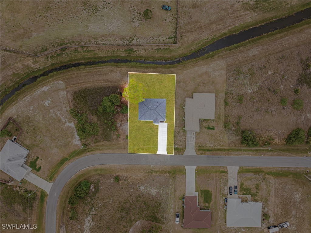 9007 East Crow Circle LaBelle, FL 33935 - Photo 44 of 46 a bathroom with a mirror