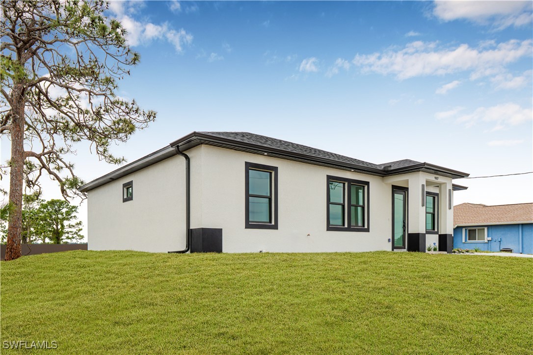 9007 East Crow Circle LaBelle, FL 33935 - Photo 7 of 46 a house with trees in the background