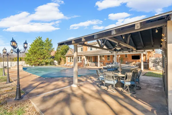 a view of a house with a backyard