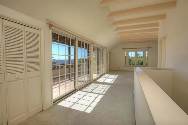 a view of livingroom with furniture