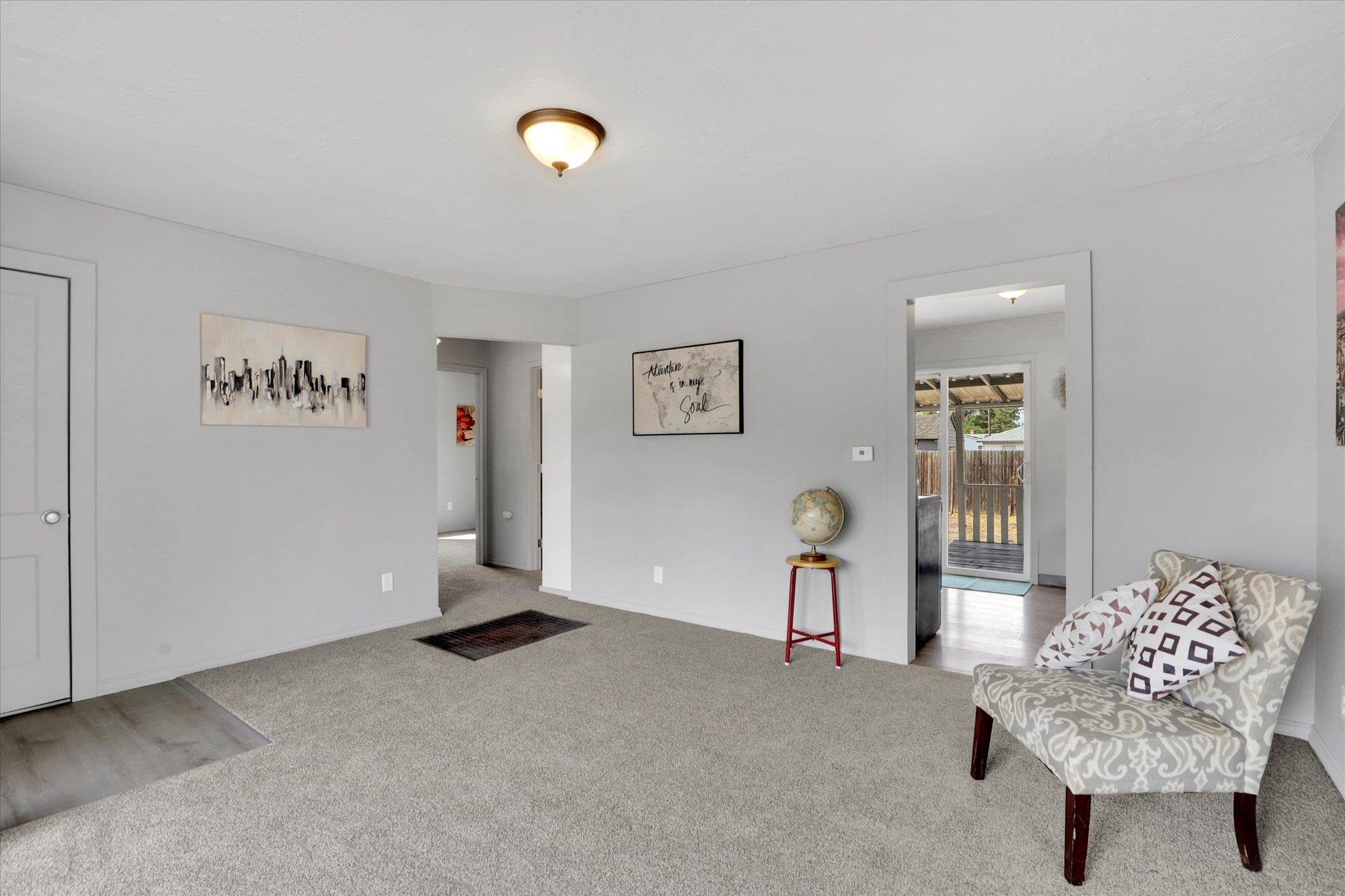 903 East Rowan Avenue Spokane, WA 99207 - Photo 4 of 23