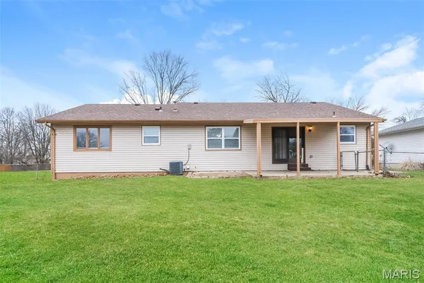 $2,050 | 15520 Ninety-Seventh Avenue, Florissant, MO 63034