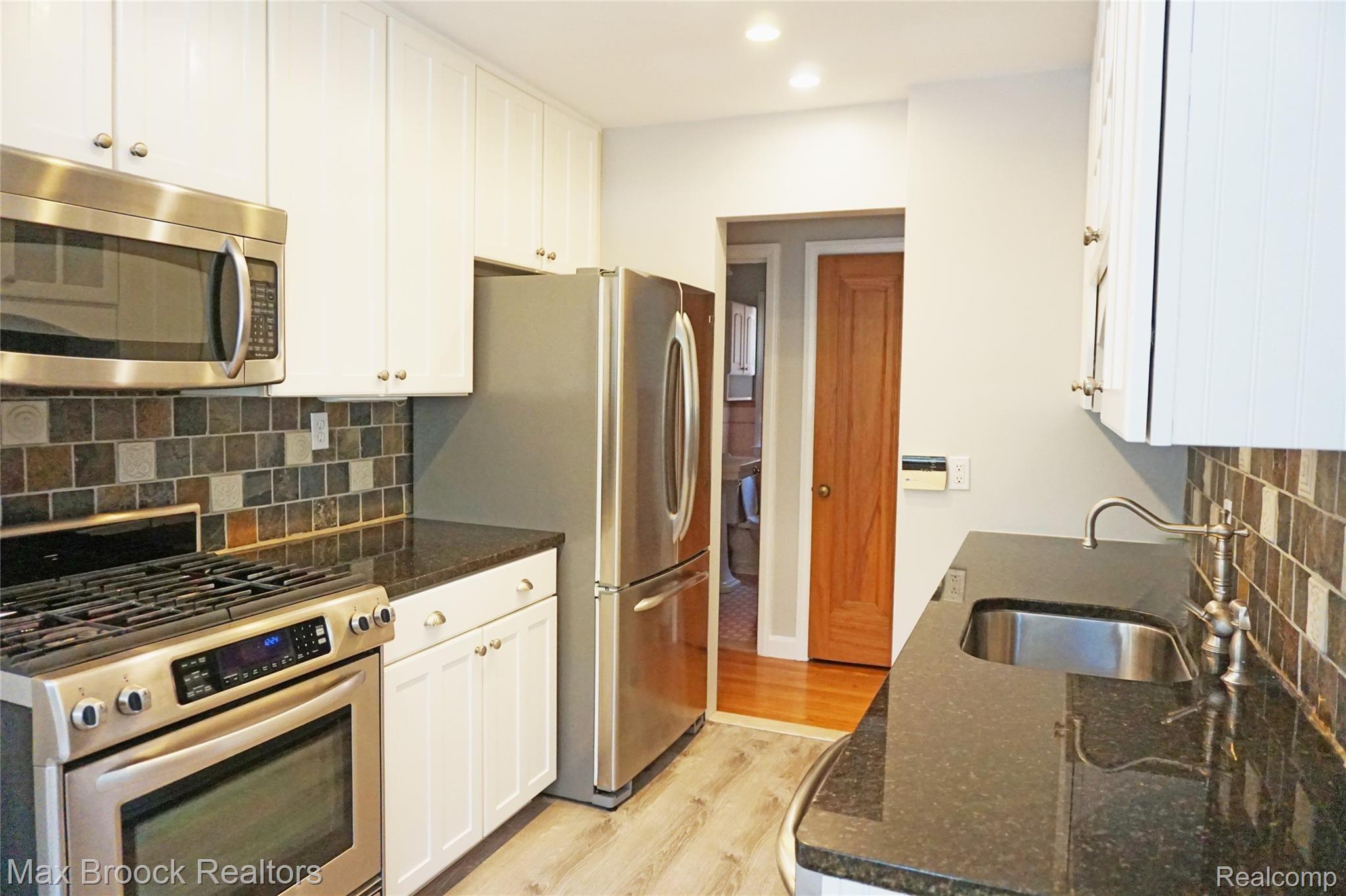 451 Cloverly Road Grosse Pointe, MI 48236 - Photo 8 of 31 Updated Kitchen