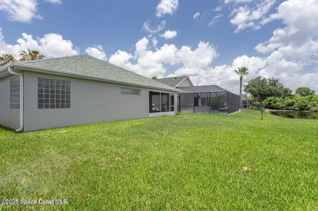 a view of a house with a backyard