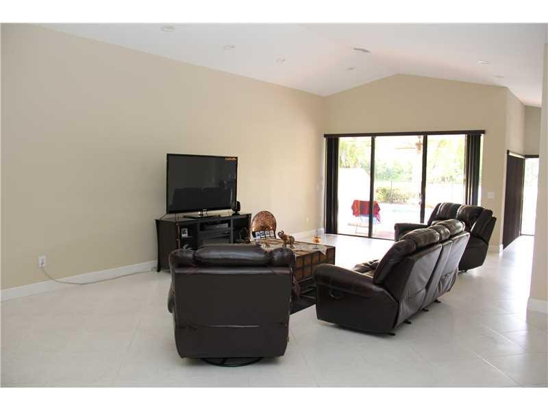 21452 Bridgeview Drive Boca Raton, FL 33428 - Photo 9 of 11 Family/Great Room