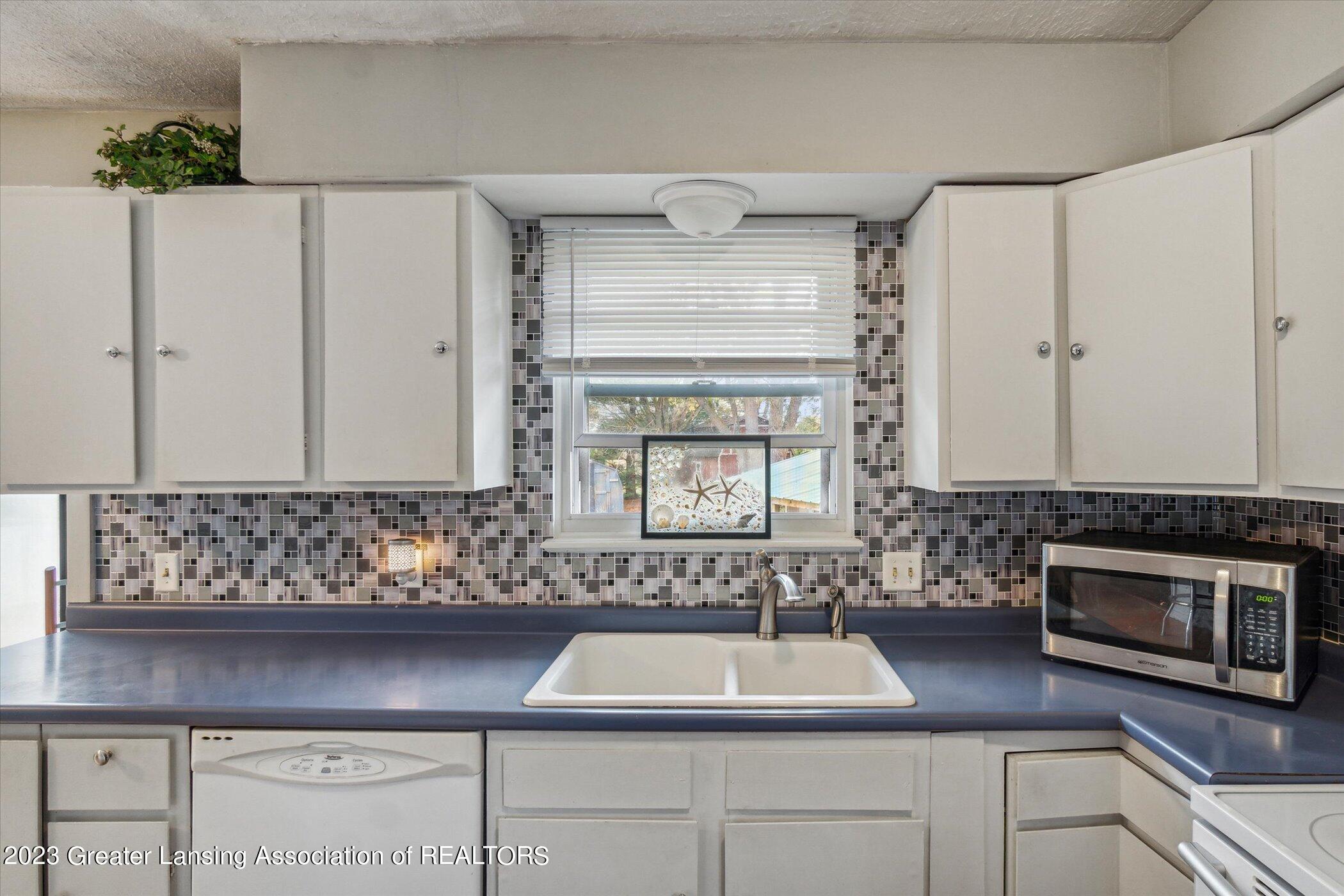 1386 Kelly Road Mason, MI 48854 - Photo 11 of 35 19-1386-Kelly-Rd-Mason-MI-48854-WindowSt