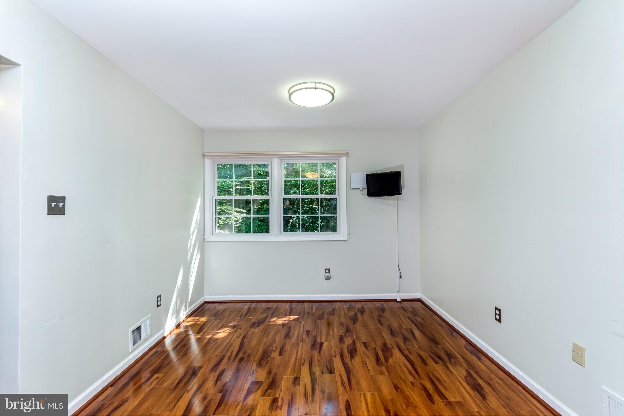 9945 Boise Road Laurel, MD 20708 - Photo 9 of 27 Spacious eat-in area off kitchen.