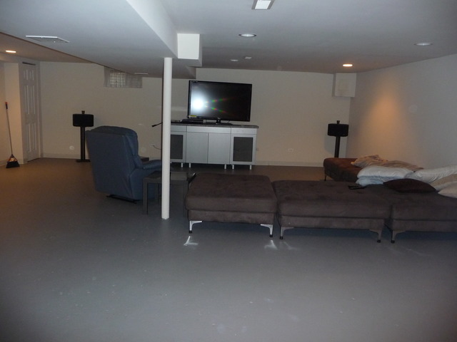 914 East Irving Park Road Itasca, IL 60143 - Photo 15 of 21 a living room with furniture and a flat screen tv