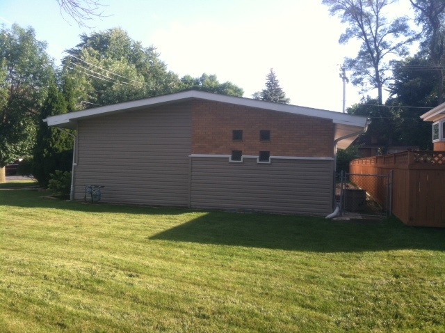 914 East Irving Park Road Itasca, IL 60143 - Photo 21 of 21 a view of a backyard with a large tree