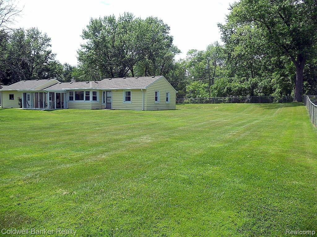 359 Reymont Road Waterford, MI 48327 - Photo 12 of 15 VACANT LOT INCLUDED