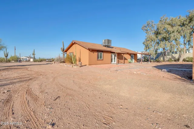 a view of an house with backyard and trees