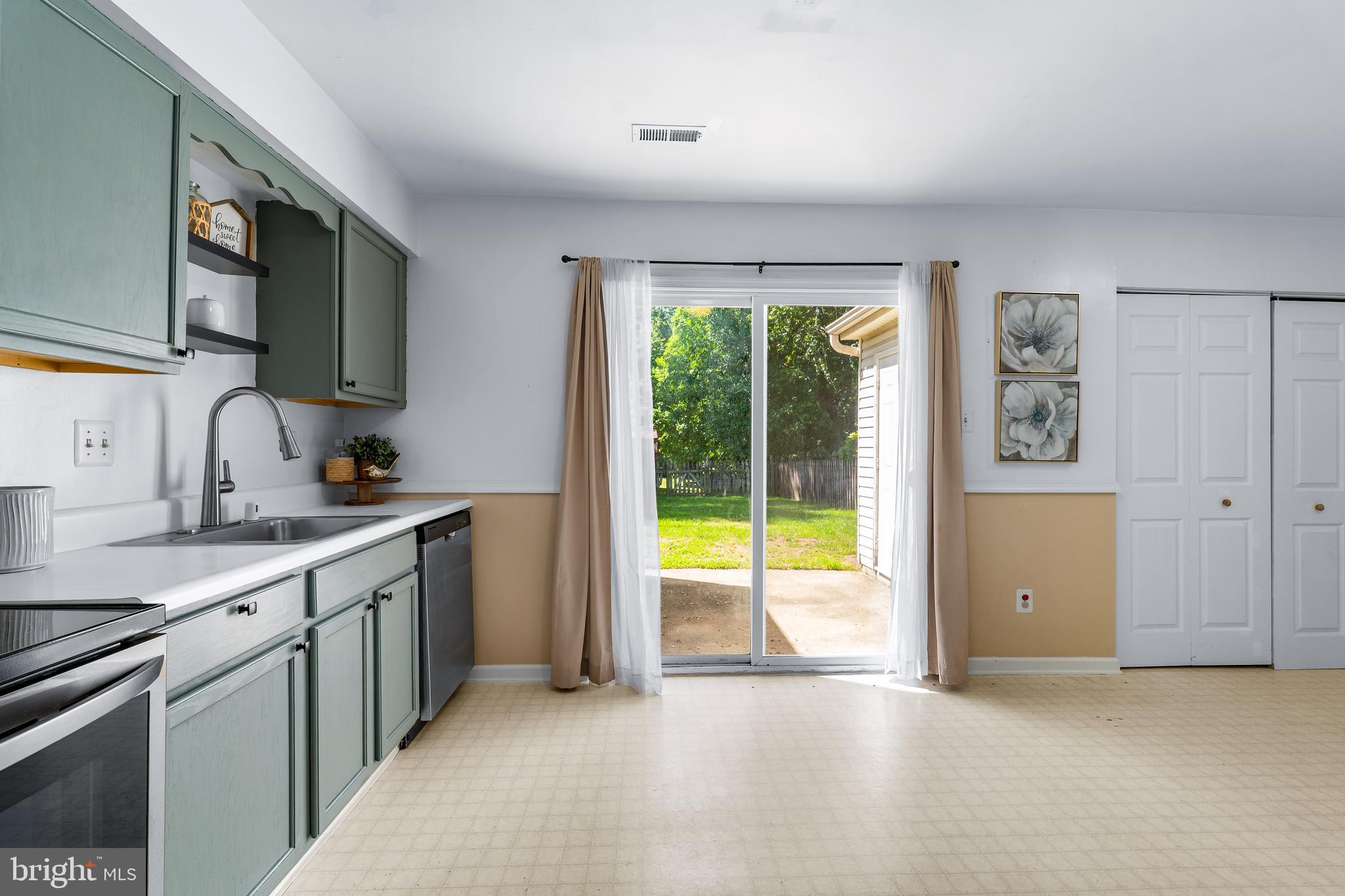 81 Starboard Court Perryville, MD 21903 - Photo 10 of 27 SLIDER TO PATIO