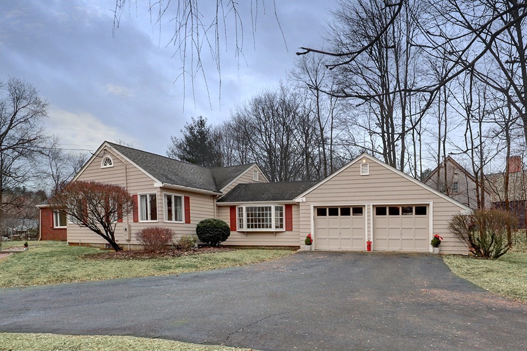 5 Howlett Street Topsfield, MA 01983 - Photo 1 of 24 Gallery Image 1