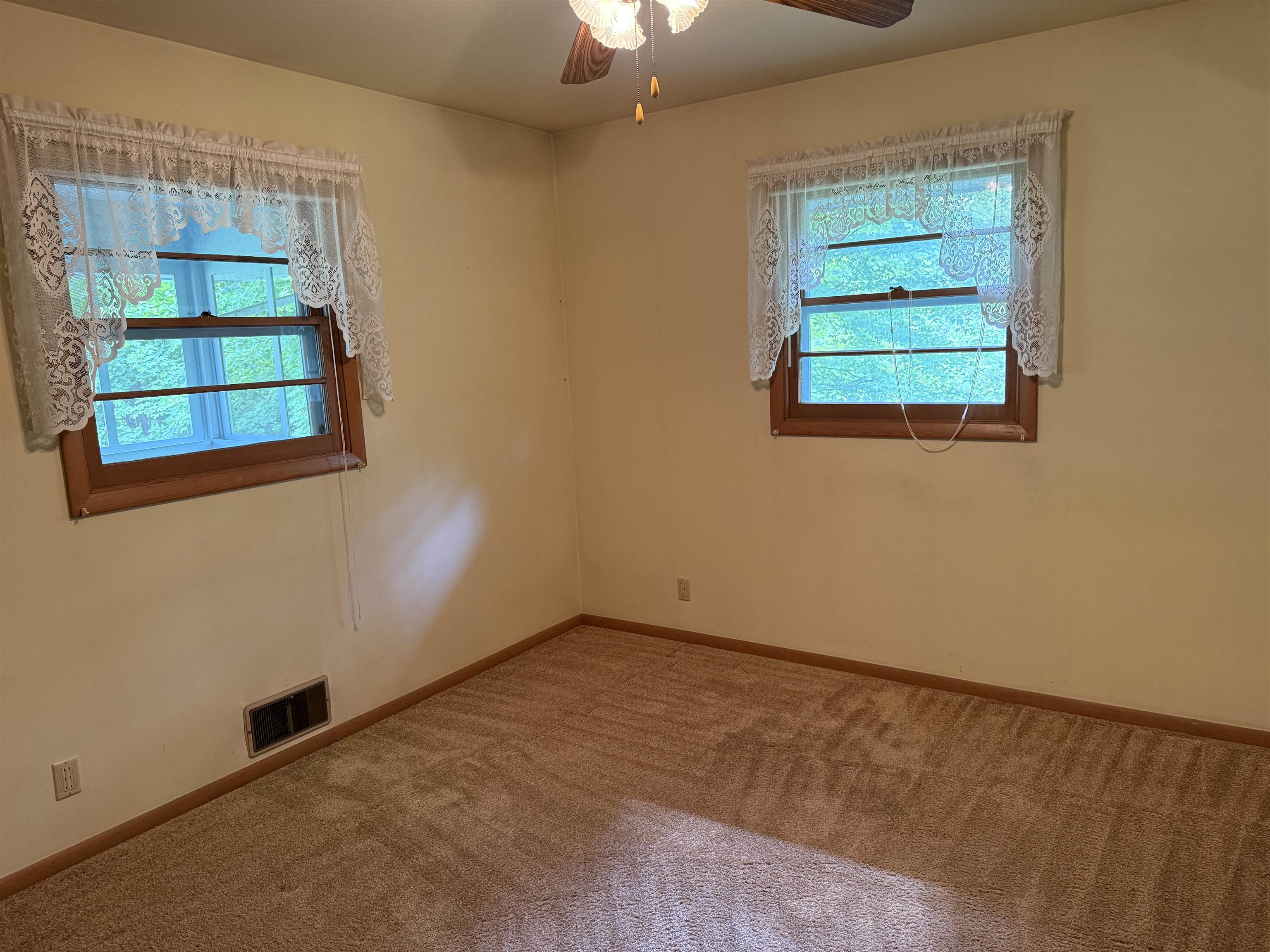1894 North Ridge Drive Freeport, IL 61032 - Photo 13 of 25 an empty room with a window