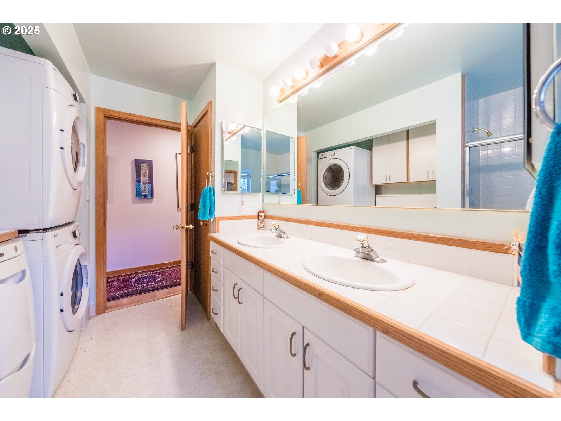 117 Southwest 66th South Beach, OR 97366 - Photo 18 of 40 a spacious bathroom with a double vanity sink and a mirror