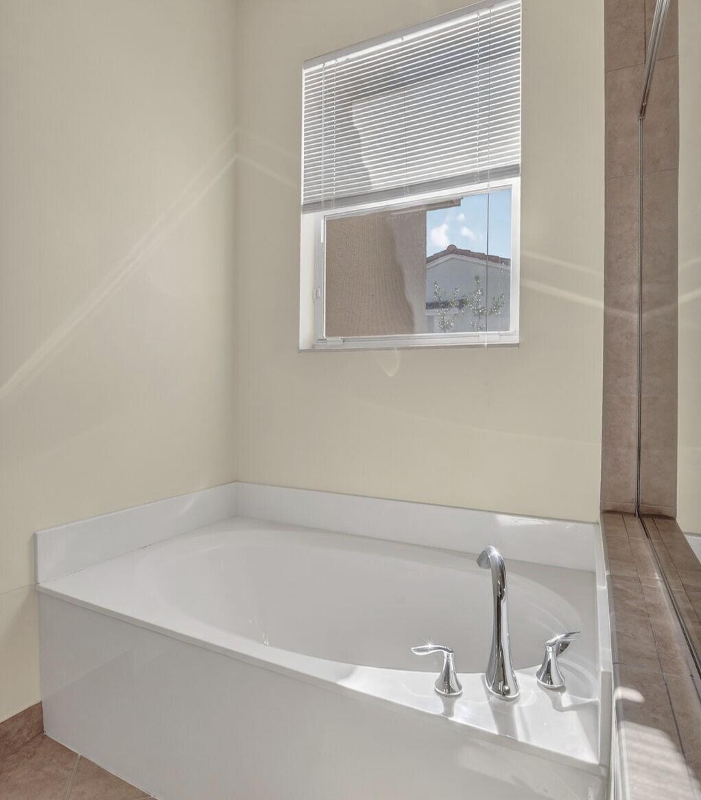 1440 Northwest 48th Drive Boca Raton, FL 33431 - Photo 23 of 51 33a 1440 MaSoakTub 7159