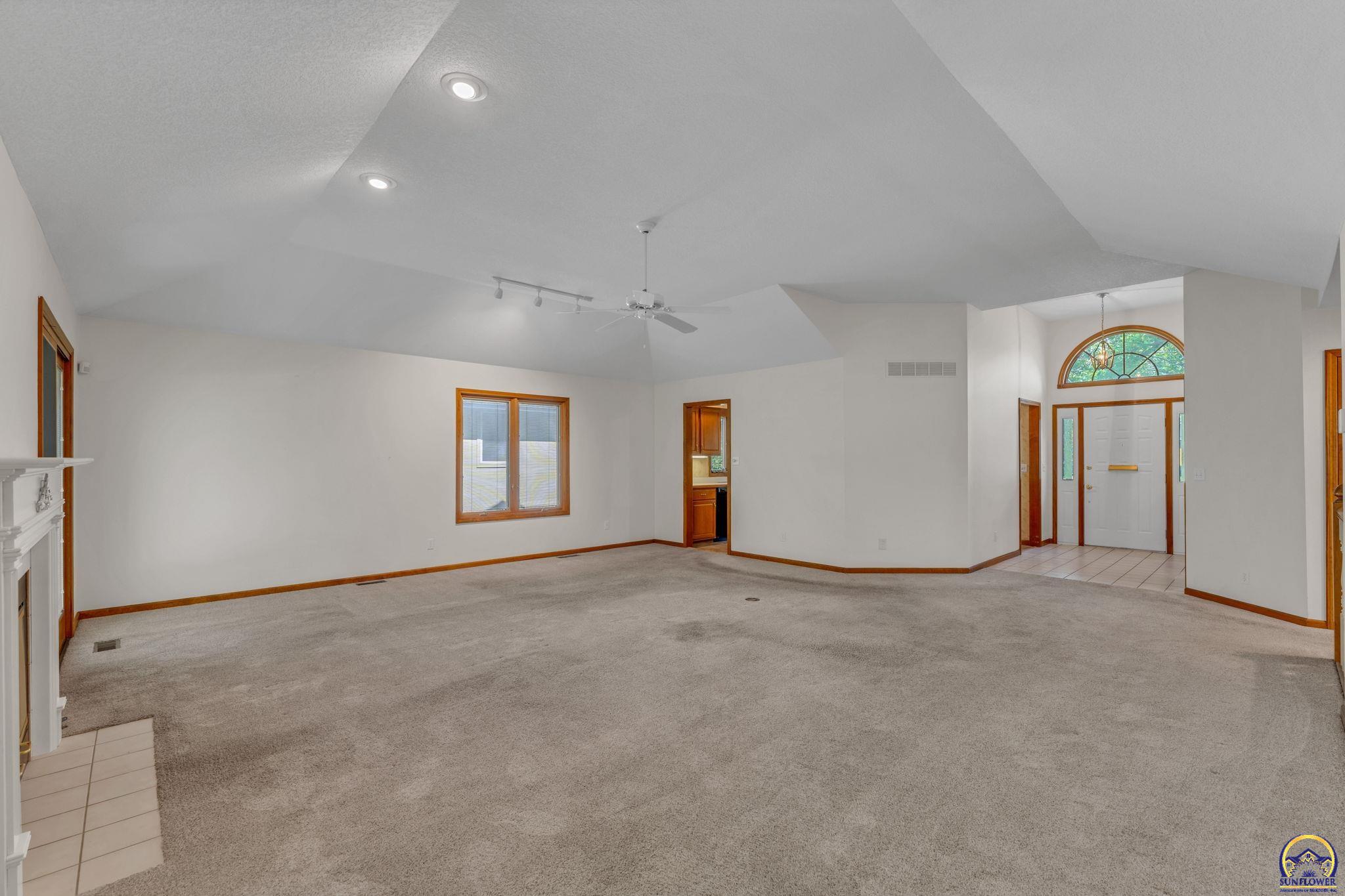 5973 Southwest 31st Street Topeka, KS 66614 - Photo 14 of 38