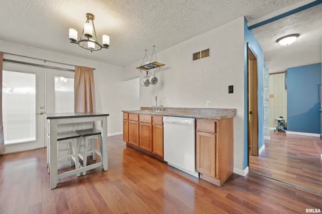 $170,000 | 400 North Oregon Street, East Peoria, IL 61611