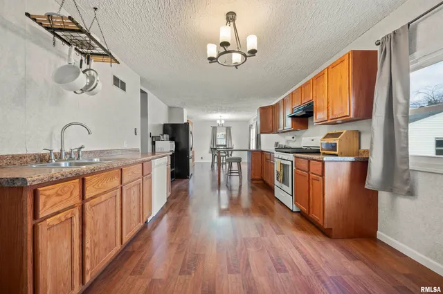 $170,000 | 400 North Oregon Street, East Peoria, IL 61611