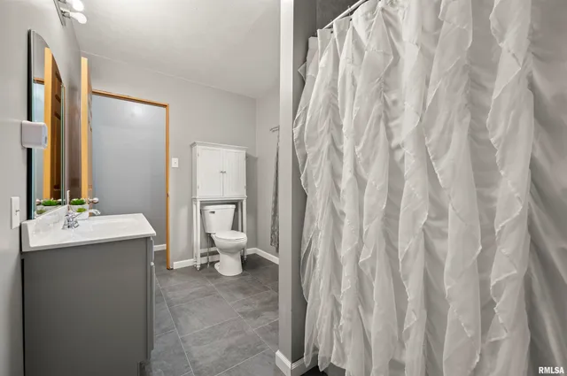 $170,000 | 400 North Oregon Street, East Peoria, IL 61611