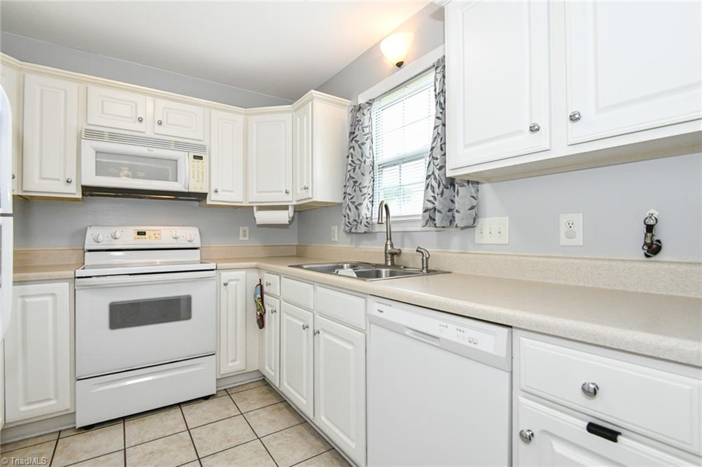 1770 Berkley Road Kernersville, NC 27284 - Photo 6 of 28