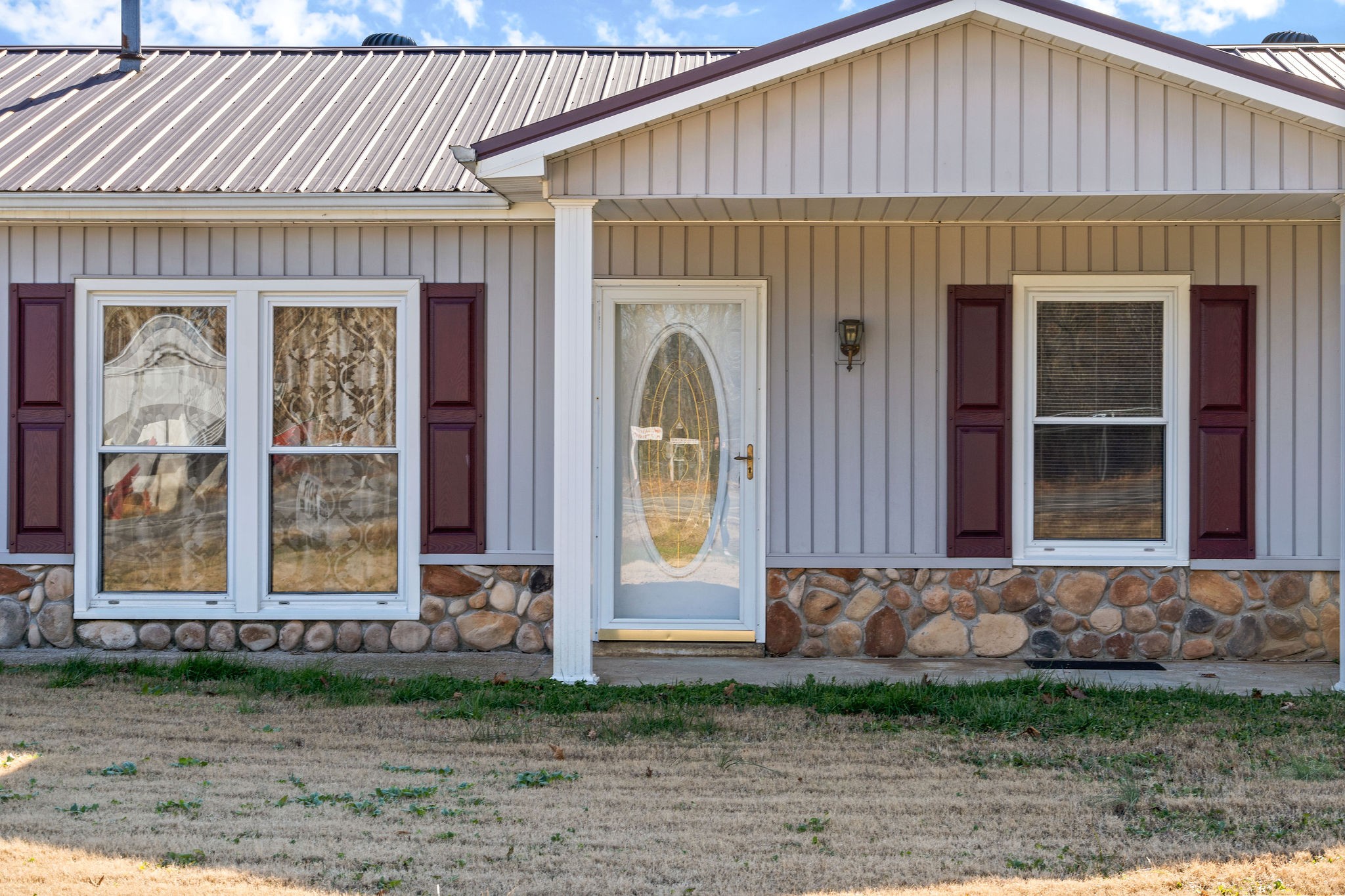 752 Highway 13 Cunningham, TN 37052 - Photo 2 of 32 a front view of a house with garden