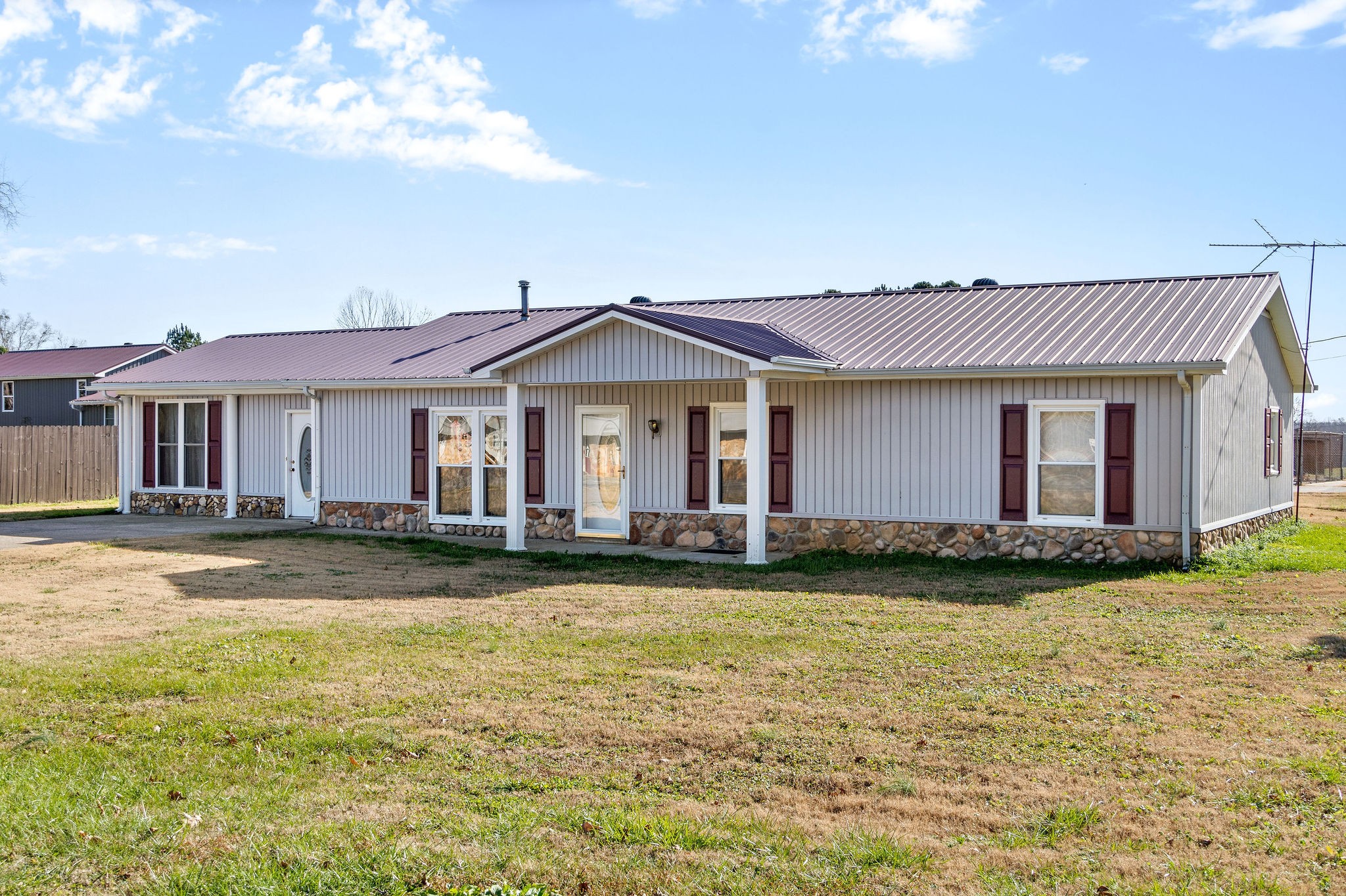 752 Highway 13 Cunningham, TN 37052 - Photo 3 of 32 a front view of a house with garden
