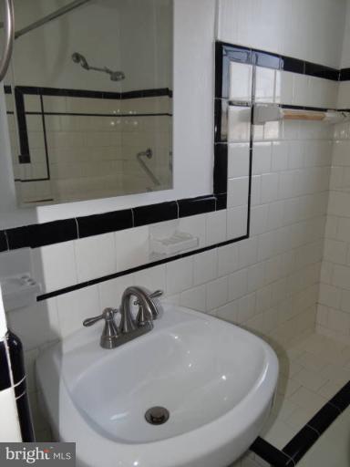 765 Charing Cross Road Baltimore, MD 21229 - Photo 16 of 22 CERAMIC BATH.